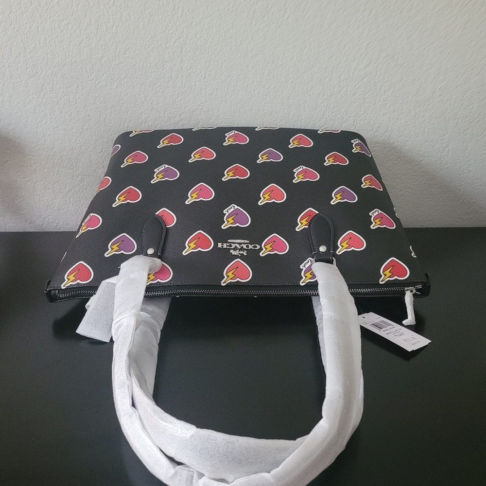 COACH GALLERY TOTE BAG, HEART BOLT PRINTNEW WITH TAGS - Picture 11 of 13